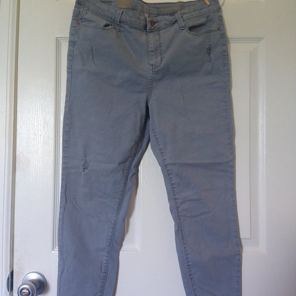 True Craft Mid-Rise Skinny w/ Rips, size 15
